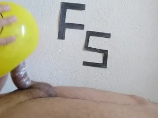 Je Mets un Préservatif Sur Ma Bite et Baise Le Ballon - Sex Toys