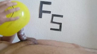 Ik doe een condoom om mijn lul en neuk de ballon - seksspeeltjes