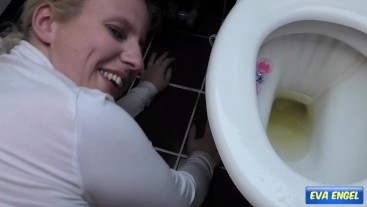 EVA ENGEL: Versaute Piss- und Fick-Session mit Stiefpapa auf der Toilette
