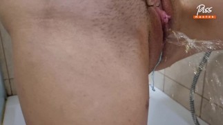 性感的摩洛伊斯兰解放阵线在淋浴时撒尿。 金雨