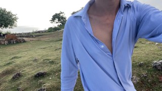 Jovens Guy se masturbam Thick Dick ao ar livre na beira do Cliff. Respiração pesada.