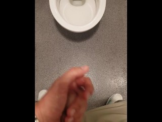 (QUASE PEGO) Dirty Talking Guy Se Masturbando no Banheiro Público