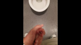 (CASI ATRAPADO) Hablar sucio Guy masturbándose en el baño público