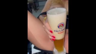 lamber buceta mostra como uma cerveja alemã de trigo com a buceta sexy de uma garota esfregar o clitóris gelado glande