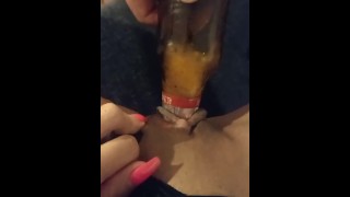 buceta foda com uma garrafa e coloque a cerveja gelada dentro da buceta sexy esfregue o clitóris peitões fi