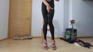 Длинные ноги неженки примеряют колготки и каблуки.