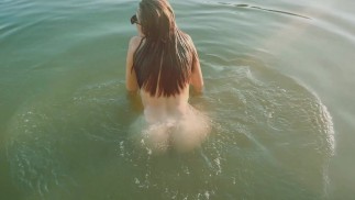 Красотка Подпрыгивает Голой В Озере