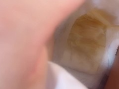 メイドコス、おねしょおむつに寝起きおしっこ - Screenshot 15 of 16 - Peeing