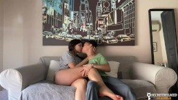 Meine Stiefschwester und ich sind alleine zu Hause aufgewacht, also haben wir im Wohnzimmer gevögelt
