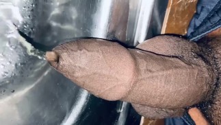 未切割的鸡巴第 12 次在水槽里撒尿