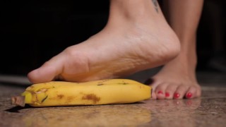 Petit young woman barely 18 esmagando bananas com seus Beautiful pés descalços | Filme estético Fetish