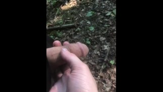 绝望的小便在公共场合与朋友在树林里撒尿