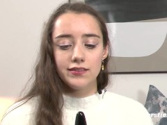 Ersties: Medea verwöhnt ihre beiden Löcher mit einem Kristalldildo