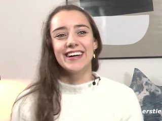 Ersties: Medea verwöhnt ihre beiden Löcher mit einem Kristalldildo