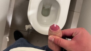 Snelle ejaculatie op mallorca luchthaven druk openbaar toilet