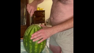 Harige Vader Bod Neukt De Eerste Keer Een Watermeloen