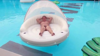 Naked en la piscina del hotel