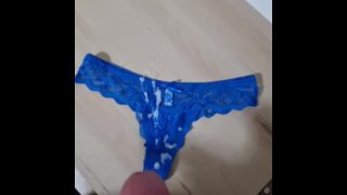 Semen en las bragas azules de las chicas