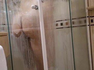 彼女がシャワーを浴びている間、私はroxyをスパイします