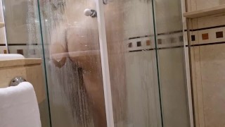 Roxy pendant qu’elle prend une douche