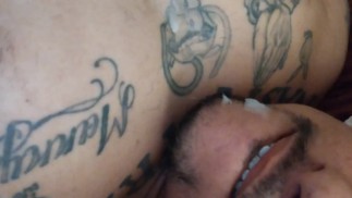 Sexy ragazzo spara di spessore e cremoso auto facciale