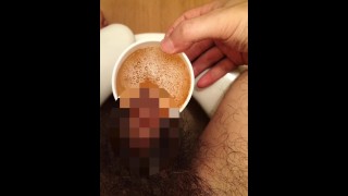 Pênis peludo japonês incircunciso Xixi matinal