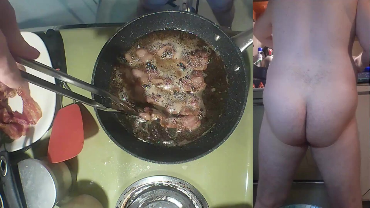 Fazendo um sanduíche de bacon e ovos