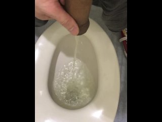 包茎チンチンが催して、地下鉄のトイレの個室で放尿。