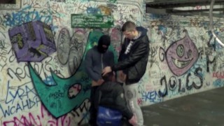 jeune gay souimis par deux badboys dans une bouche de metro à paris