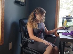 Work-from-home-MILF cums while on the phone with clients 1/16