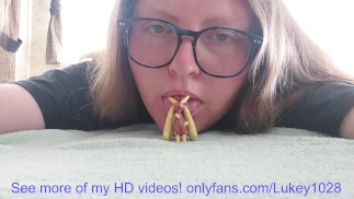 Pokemon Vore - толстушка лижет, а затем ест крошку Лопунни