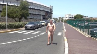 在公共场合裸体在城里散步
