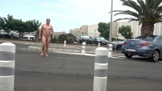 在公共场合赤身裸体 - 在城里走动