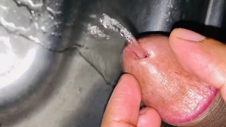 Beat kwaliteit close-up langste hete heldere pissing naar de wasbak in de kamer
