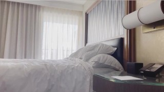 Busty Blonde empregada brinca com sua buceta no seu quarto de hotel