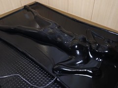 【latex】着ぐるみバキュームベッド拘束【個人撮影】 - Screenshot 13 of 16 - Bondage