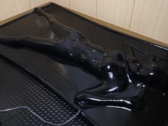 【latex】着ぐるみバキュームベッド拘束【個人撮影】 - Screenshot 16 of 16 - Latex