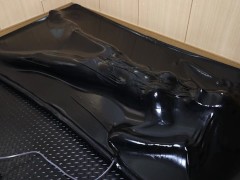 【latex】着ぐるみバキュームベッド拘束【個人撮影】 - Screenshot 2 of 16 - Rubber