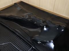 【latex】着ぐるみバキュームベッド拘束【個人撮影】 - Screenshot 3 of 16 - Bondage