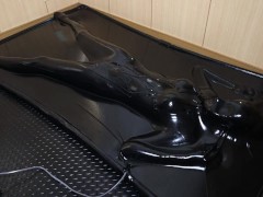 【latex】着ぐるみバキュームベッド拘束【個人撮影】 - Screenshot 4 of 16 - Sm