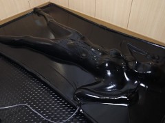 【latex】着ぐるみバキュームベッド拘束【個人撮影】 - Screenshot 6 of 16 - Latex