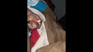 Лежа в постели, отправляя случайные видео