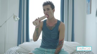 Hot Boy Toy Noah boort zijn kont met dildo en zijn eigen lul