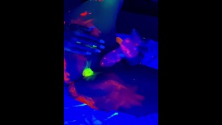 Blacklight Fun - Ik laat hem kijken hoe ik mezelf neuk met mijn dildo en dan laat ik hem me neuken