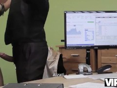 VIP4K. Il creditore permette alla MILF di divertirsi con il suo cazzo in ufficio