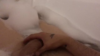 O cara se masturba tomando banho com espuma