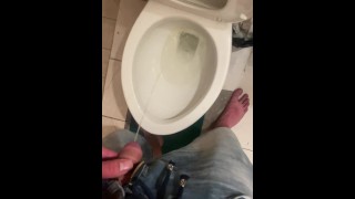 Pisse dans les toilettes partagées de l’auberge