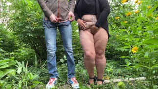 Мастурбирующая милфа с сексуальным животом на улице заставила меня кончить от ее дрочки