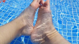 Meus pés sensuais na piscina !!