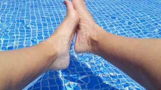 Mes pieds sexy à la piscine !! P-2